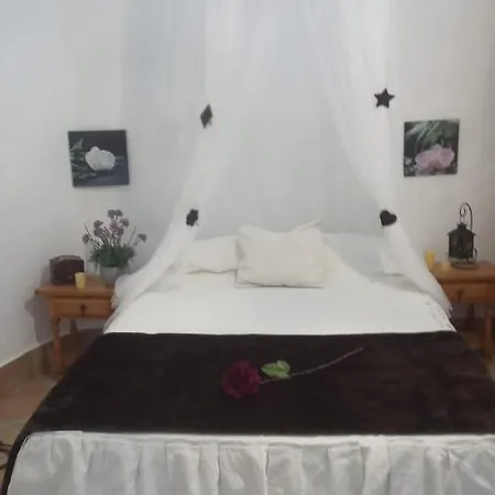 Cueva Privada Y Piscina Compartida Hébergement de vacances *